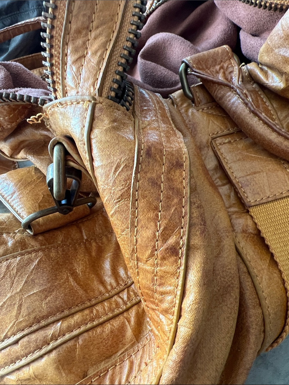 WoMen's Classic Messenger Bag in yellow Tan - Picture 10 of 11